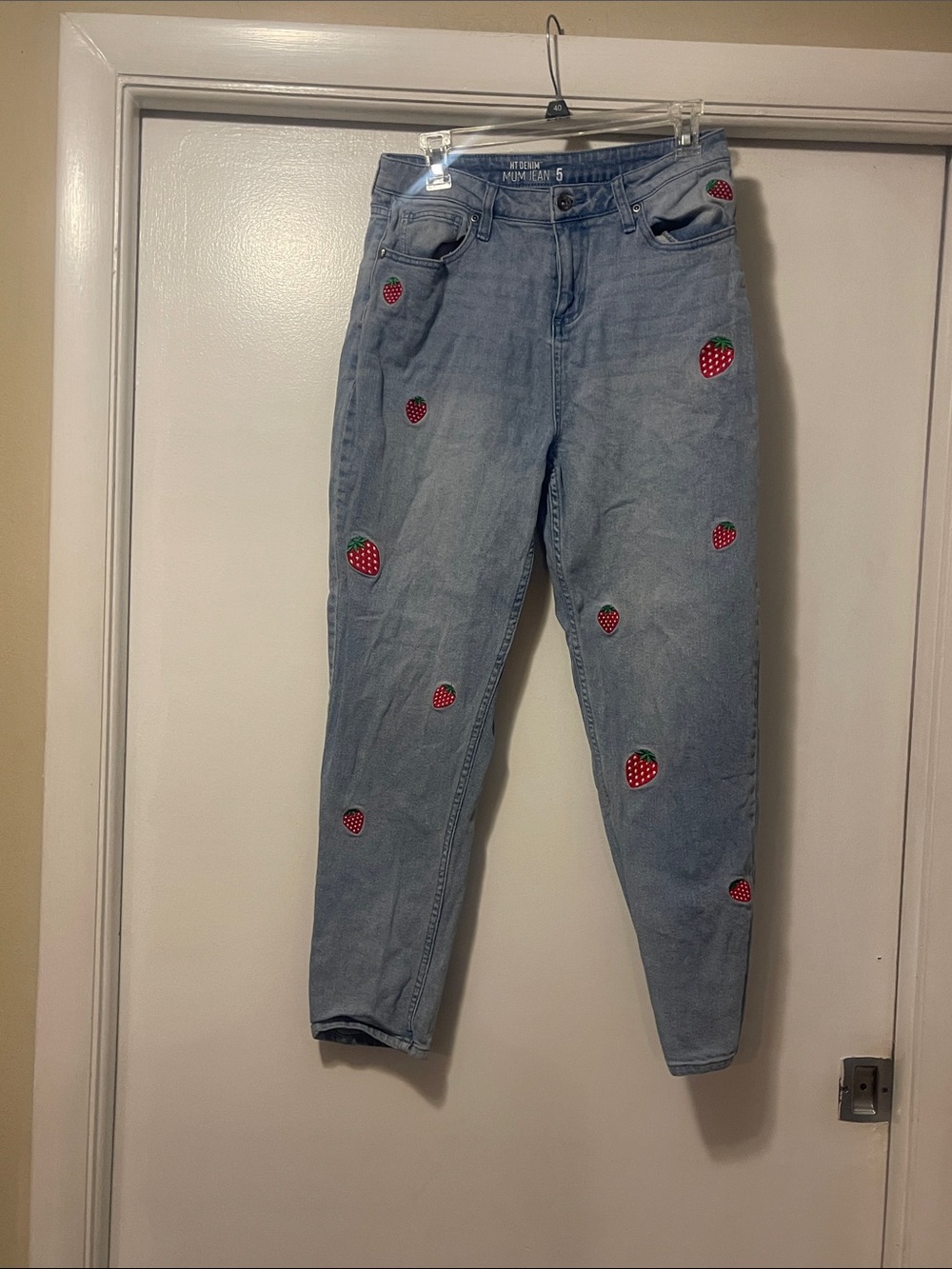 Hot topic strawberry embroidered Mom jeans size 5